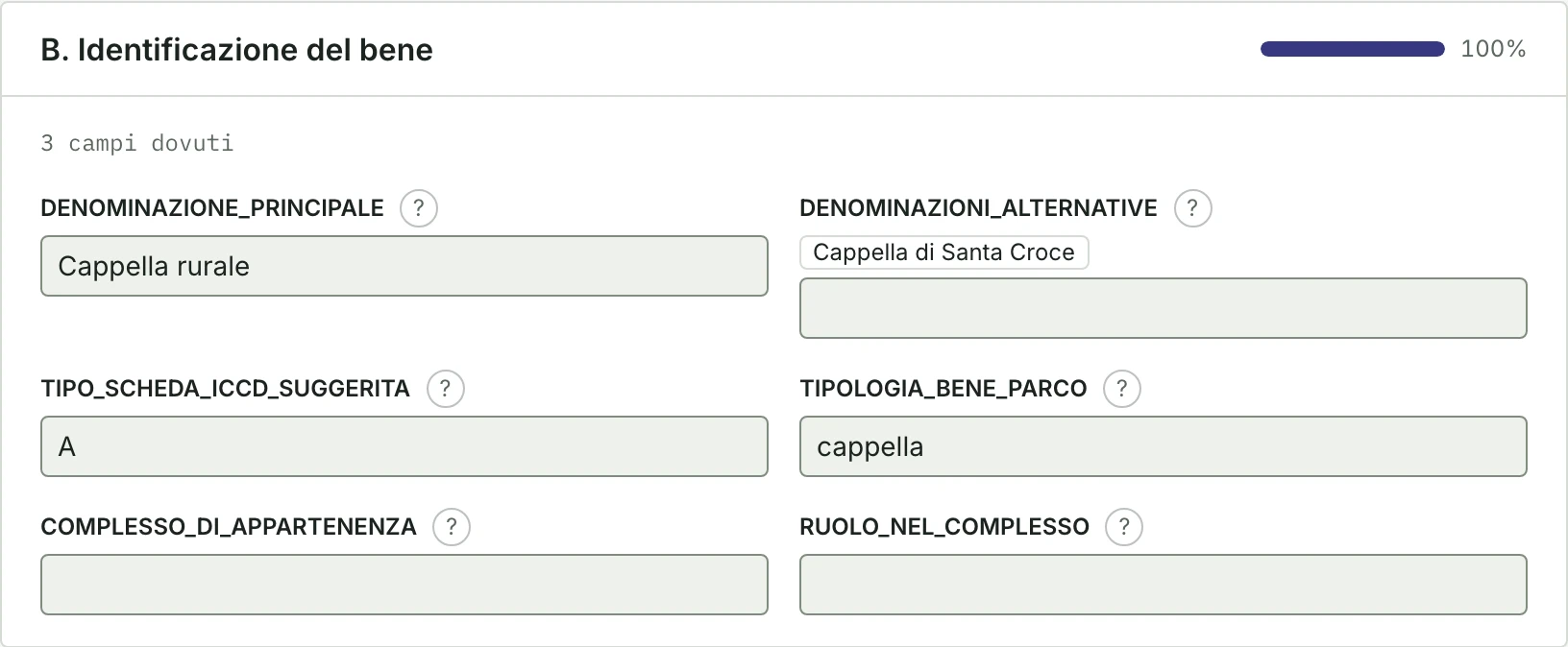 Schermata di ISORIZE: la sezione «Identificazione del bene» di una scheda, con i campi denominazione principale, denominazioni alternative, tipo di scheda di catalogo suggerita e tipologia del bene, ciascuno con il proprio aiuto contestuale.